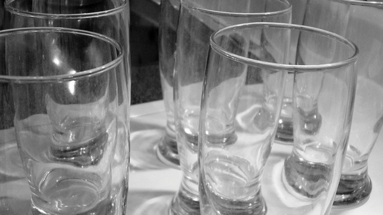 В стеклянном стакане почему. Обычный стеклянный стакан. Мытые стеклянные стаканы. Старый стеклянный стакан. Стеклянные стаканы 1962.